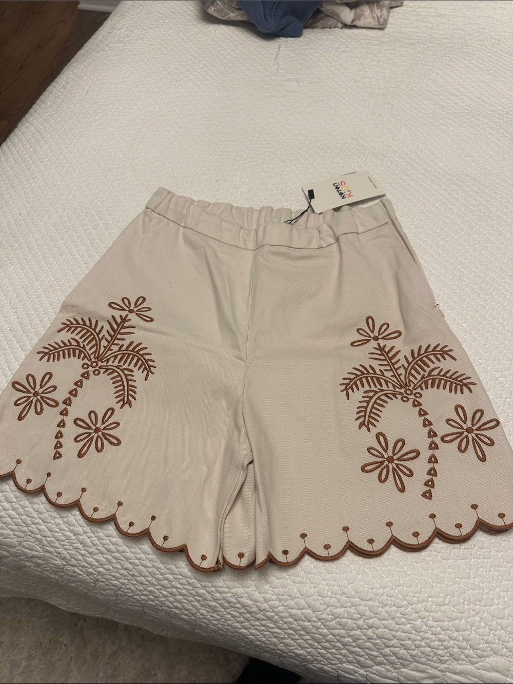 Scalloped Hem High-Waist Shorts with Palm Embroidery - Cream